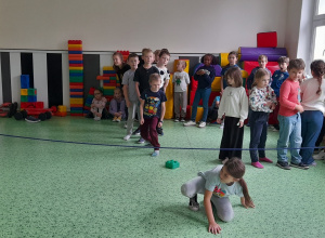 dzieci pokonują tor przeszkód