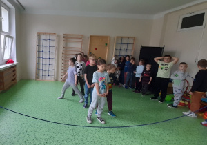 dzieci pokonują tor przeszkód