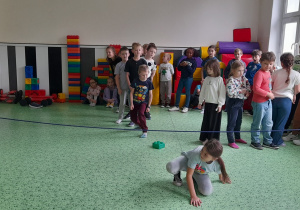 dzieci pokonują tor przeszkód