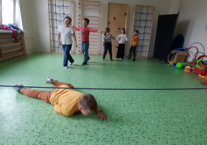 dzieci pokonują tor przeszkód