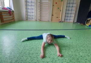 dzieci pokonują tor przeszkód