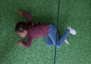 dzieci pokonują tor przeszkód