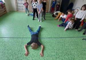 dzieci pokonują tor przeszkód