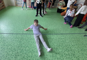 dzieci pokonują tor przeszkód