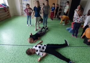 dzieci pokonują tor przeszkód