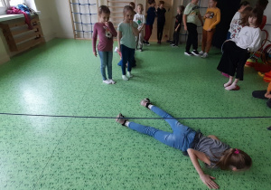 dzieci pokonują tor przeszkód