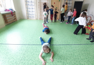 dzieci pokonują tor przeszkód