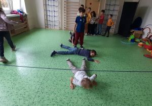 dzieci pokonują tor przeszkód