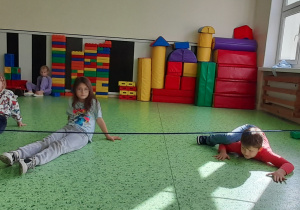 dzieci pokonują tor przeszkód