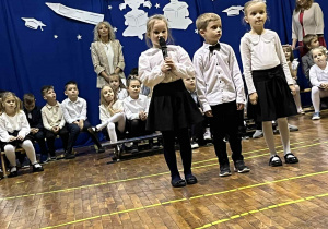 uczniowie występują na sali gimnastycznej