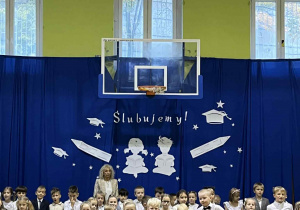 dzieci siedza w sali gimnastycznej