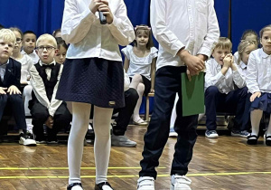 uczniowie występują na sali gimnastycznej