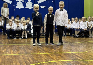 uczniowie występują na sali gimnastycznej