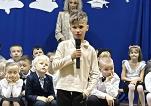 uczniowie występują na sali gimnastycznej