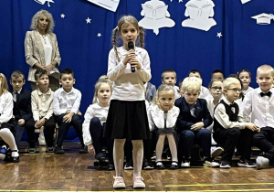 uczniowie występują na sali gimnastycznej