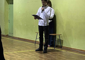 uczniowie występują na sali gimnastycznej