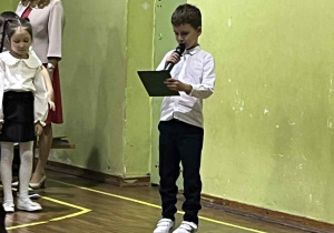 uczniowie występują na sali gimnastycznej