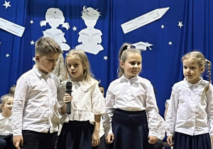 uczniowie występują na sali gimnastycznej