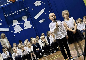 uczniowie występują na sali gimnastycznej