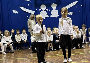 uczniowie występują na sali gimnastycznej