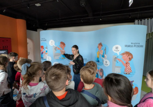 Uczniowie zwieadzają wystawę interaktywną