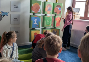 Uczniowie zwieadzają wystawę interaktywną