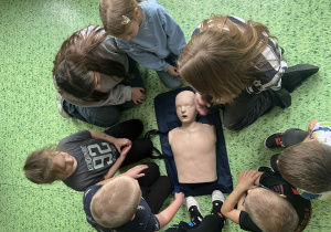 uczen wykonuje RKO na fantomie