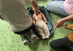 uczen wykonuje RKO na fantomie