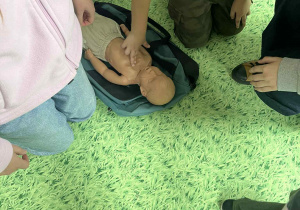 uczen wykonuje RKO na fantomie