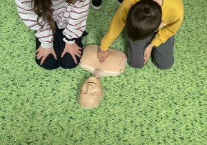 uczen wykonuje RKO na fantomie