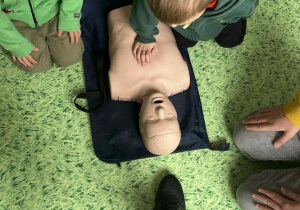 uczen wykonuje RKO na fantomie