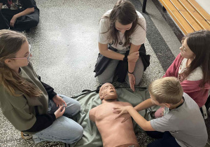 uczen wykonuje RKO na fantomie