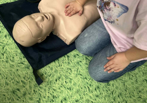 uczen wykonuje RKO na fantomie