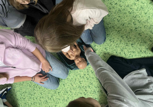 uczen wykonuje RKO na fantomie