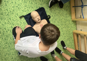 uczen wykonuje RKO na fantomie