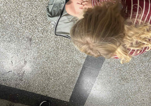 uczen wykonuje RKO na fantomie