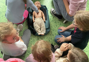 uczen wykonuje RKO na fantomie