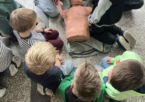 uczen wykonuje RKO na fantomie