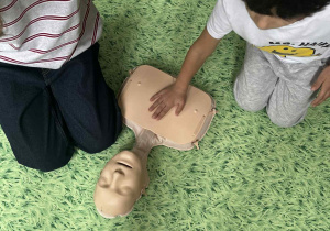 uczen wykonuje RKO na fantomie