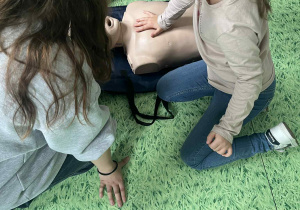 uczen wykonuje RKO na fantomie