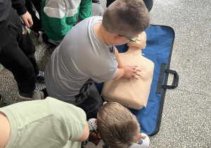 uczen wykonuje RKO na fantomie