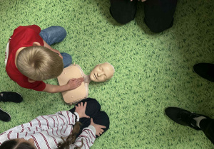 uczen wykonuje RKO na fantomie