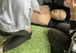 uczen wykonuje RKO na fantomie