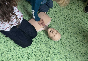 uczen wykonuje RKO na fantomie