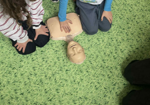 uczen wykonuje RKO na fantomie