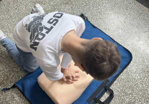 uczen wykonuje RKO na fantomie