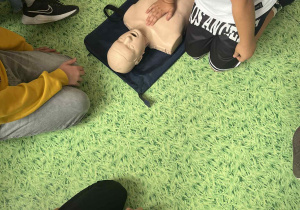 uczen wykonuje RKO na fantomie