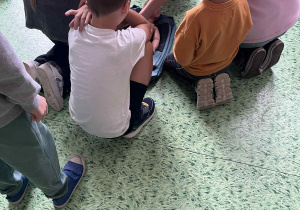 uczen wykonuje RKO na fantomie