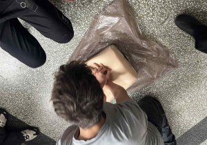 uczen wykonuje RKO na fantomie