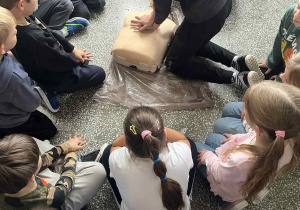 uczen wykonuje RKO na fantomie